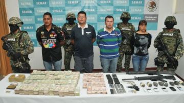 La Armada mexicana presenta a los presuntos miembros de Los Zetas.