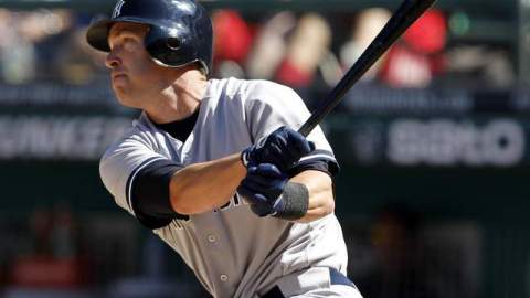 Jayson Nix conectó el doblete con las bases llenas que permitió que entraran tres carreras para asegurar la ventaja yankee en el octavo episodio.