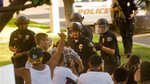 Los hispanos muchas veces desconocen cuáles son los límites de las autoridades cuando éstas intentan mantener el orden.