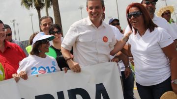 El candidato a la gobernación por el Partido Popular Democrático (PPD) de Puerto Rico, Alejandro García Padilla, junto a simpatizantes en la Florida.