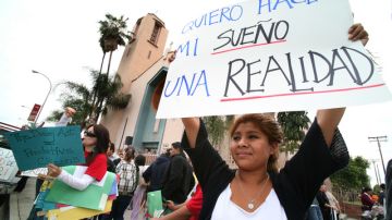 Una campaña multilingüe   intentará que los jóvenes soñadores del DREAM Act no caigan en las redes de estafadores.