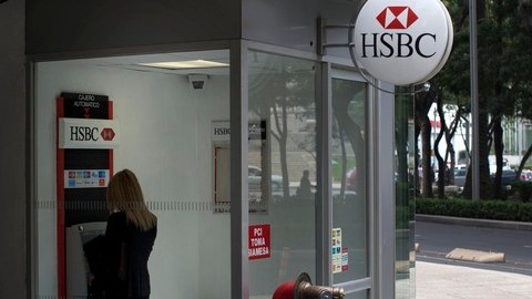 Una mujer sacaefectivo de un cajero automático del banco HSBC en la ciudad de México. Las autoridades multaron el banco   por permitir el lavado de dinero.