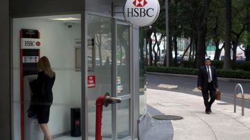 Una mujer sacaefectivo de un cajero automático del banco HSBC en la ciudad de México. Las autoridades multaron el banco   por permitir el lavado de dinero.