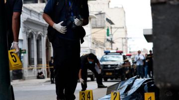 Oficiales del Ministerio Público realizan el levantamiento del ciudadano Juan José Godinez, de 30 años, en la zona 1 de Ciudad de Guatemala (Guatemala).