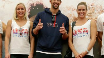 El experimentado Michael Phelps (centro) posa con Natalie Coughlin (der.) y Jessica Hardy, todos miembros del equipo olímpico de natación de Estados Unidos.