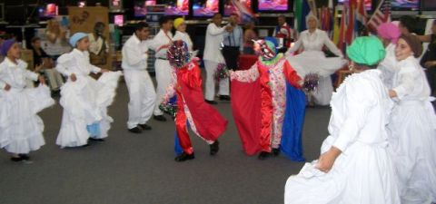 Uno de los símbolos más importantes de la fiesta son los vejigantes cuyos disfraces coloridos son el sello de la celebración.