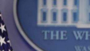 Seis días después de los muertos a disparos en un cine de Colorado, el portavoz de la Casa Blanca Jay Carney dijo que Obama todavía apoya la idea de prohibir la venta de armas de asalto, una restricción que expiró en 2004.