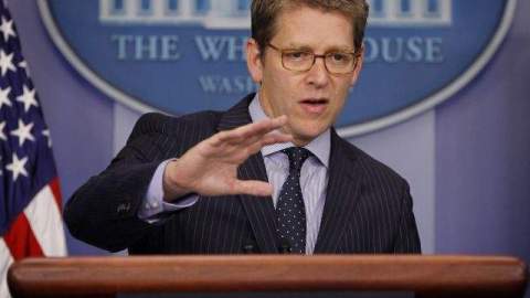 Seis días después de los muertos a disparos en un cine de Colorado, el portavoz de la Casa Blanca Jay Carney dijo que Obama todavía apoya la idea de prohibir la venta de armas de asalto, una restricción que expiró en 2004.