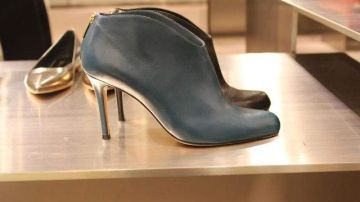 El diseñador fusionó materiales que abarcan el avestruz, el ante y la napa, utilizados en botines, botas de media caña, así como unas novedosas sandalias anudadas con lazada o en zapatos de salón.