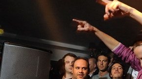 Pierre Sarkozy, conocido como DJ Mosey, pinchando música en una discoteca de Viterbo, cerca de Roma, el 19 de febrero del 2012.
