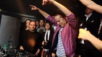 Pierre Sarkozy, conocido como DJ Mosey, pinchando música en una discoteca de Viterbo, cerca de Roma, el 19 de febrero del 2012.