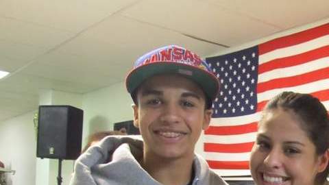 El joven boxeador Gilbert Rentería (izq.) es parte del campamento de la olímpica houstoniana Marlen Esparza (centro) con el entrenador Rudy Silva.