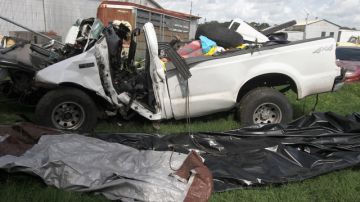 En la foto se aprecian los restos de una camioneta  Modelo Ford F-250 que se estrelló contra un árbol en la autopista 59 entre Goliad y Beeville en Texas.
