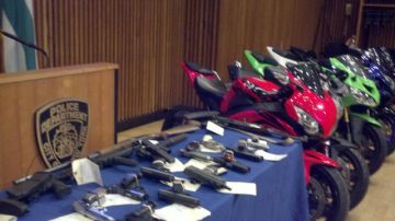 El arsenal de armas y las motocicletas robadas fueron mostradas ayer durante la conferencia de prensa en el Departamento de Policía.