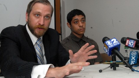 Michael Pagán (der.) realizó una conferencia de prensa junto a su abogado David B. Rankin para denunciar la intervención policial que catalogó como injusta.