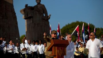 El presidente Raúl Castro habla durante  la celebración de un nuevo aniversario del asalto al cuartel Moncada.