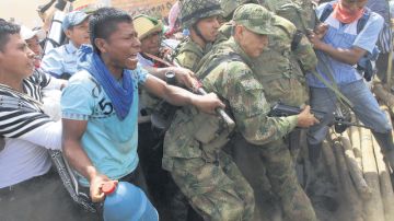 Indígenas colombianos nasa arremeten contra soldados en la población de Toribío, Cauca.