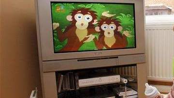 Ver la televisión antes de dormir ocasiona problemas para mantener el sueño porque la pantalla propicia una estimulación luminosa ocular y auditiva que pone en estado de alerta a los niños.