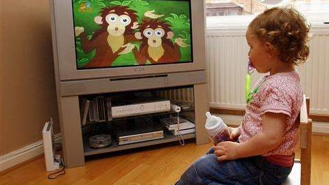 Ver la televisión antes de dormir ocasiona problemas para mantener el sueño porque la pantalla propicia una estimulación luminosa ocular y auditiva que pone en estado de alerta a los niños.