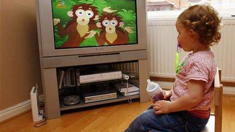 Ver la televisión antes de dormir ocasiona problemas para mantener el sueño porque la pantalla propicia una estimulación luminosa ocular y auditiva que pone en estado de alerta a los niños.