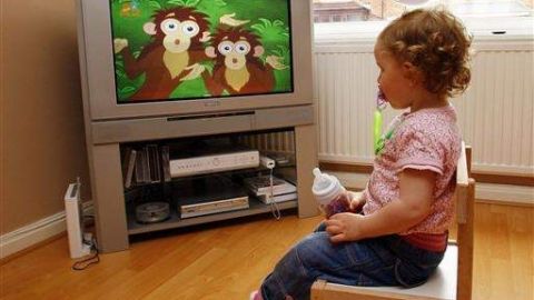 Ver la televisión antes de dormir ocasiona problemas para mantener el sueño porque la pantalla propicia una estimulación luminosa ocular y auditiva que pone en estado de alerta a los niños.