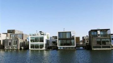 En un ámbito encabezado por los holandeses, los proyectos de la arquitectura acuática ya están materializándose, incluyendo un complejo habitacional marítimo, una prisión flotante e invernaderos en Holanda.