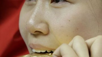 Como es costumbre, Yi Siling "muerde" el oro que acaba de conquistar en Londres 2012.