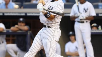Raúl Ibáñez ejecuta el swing con el que conectó un jonrón de dos vueltas para los Yankees en la primera entrada del partido de ayer contra Boston.