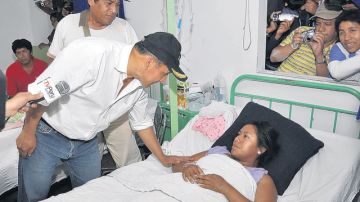 Fotografía de archivo donde el presidente peruano, Ollanta Humala (izquierda),  visita a una mujer afectada por un sismo de 6.7 grados.