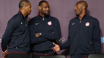 Tres de las principales figuras del baloncesto mundial -desde la izquierda, Carmelo Anthony, LeBron James y Kobe Bryant- conversan en el acto de ayer.