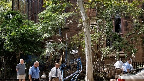 El rayo cayó sobre el tejado de una iglesia de Brooklyn, informaron las autoridades.