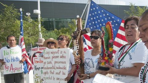 Manifestantes a la salida de la Corte Federal de Phoenix protestan contra  Arpaio.