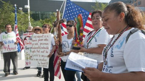 Manifestantes a la salida de la Corte Federal de Phoenix protestan contra Arpaio.