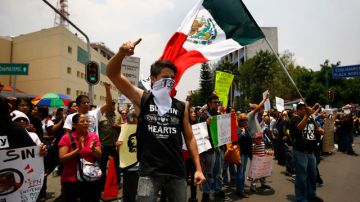 Una gran cantidad de manifestantes se hacen escuchar frente al edificio de Televisa, donde han establecido un campamento. Dicen que la cadena de televisión favorecía a Enrique Peña Nieto sin darle oportunidad a los otros candidatos.