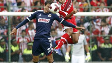 El jugador Francisco Gamboa (d) de Toluca y Erick Torres (i) de Chivas disputan un balón durante el juego de la jornada anterior.