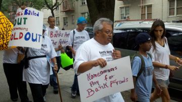 Carlos Díaz y un grupo de activistas y residentes marcharon por su vecindario de Fordham, en El Bronx, exigiendo que el Bank of America le modifique su hipoteca para no perder su hogar, lo único que le queda tras haber perdido el trabajo.