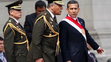 El presidente peruano, Ollan Humala, habla con el General German Gonzales, luego de ofrecer su discurso a la nación al cumplir su primer año de gobierno.