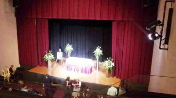 Los restos de José Joel Reyes Cruz recibieron una ovación de pie de su pueblo de San Lorenzo  durante el velatorio en el Teatro Priscila Flores.