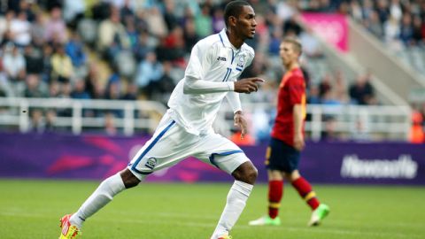 El hondureño Jerry Bengtson inicia el festejo de su gol sobre 'La Rojita' en el duelo celebrado en St. James' Park, en Newcastle.