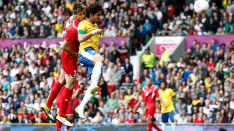 Alexandre Pato al momento de cabecear para dar el empate a Brasil ante Bielorrusia, que había sorprendido anotando el 1-0.