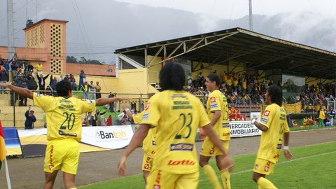Terencio de Oliveira (20) grita su gol, que sería el empate de Marquense ante Comunicaciones en el Torneo Apertura de Guatemala.