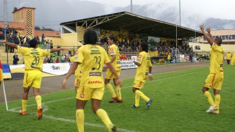 Terencio de Oliveira (20) grita su gol, que sería el empate de Marquense ante Comunicaciones en el Torneo Apertura de Guatemala.