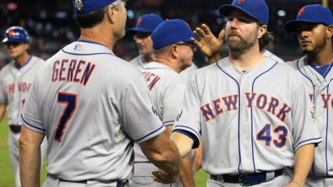 El lanzador derecho R.A. Dickey (der.) celebra con sus compañeros el triunfo de los Mets de Nueva York por 5-1 sobre los Arizona Diamondbacks.