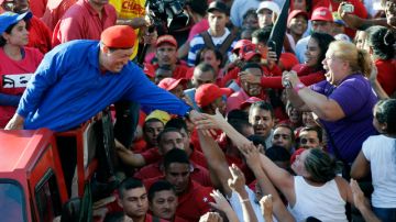 El presidente venezolano Hugo Chávez saluda a sus seguidores durante una manifestación en el barrio de Petare, en pleno Caracas.