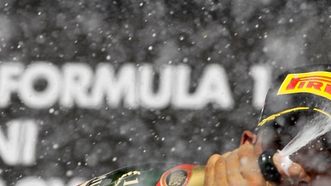 El británico Lewis Hamilton celebra su  victoria en el GP de Hungría.