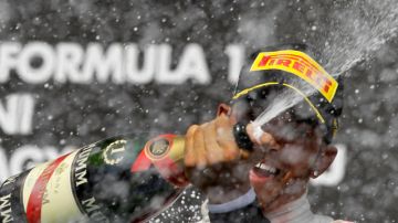 El británico Lewis Hamilton celebra su  victoria en el GP de Hungría.