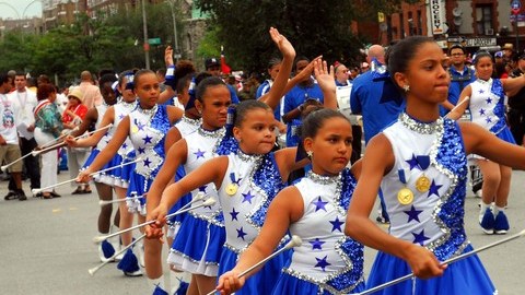 La avenida Grand Concourse se convirtió ayer en escenario de una fiesta dominicana donde todos disfrutaron del sabor quisqueyano.