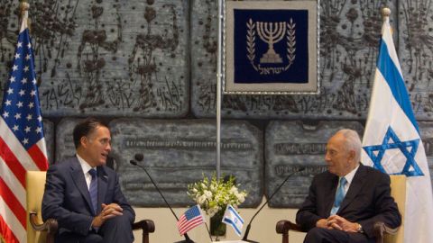 El virtual candidato presidencial republicano Mitt Romney se encuentra con el presidente israelí Simon Peres, en  jerusalén, ayer.