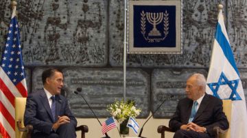 El virtual candidato presidencial republicano Mitt Romney se encuentra con el presidente israelí Simon Peres, en  jerusalén, ayer.