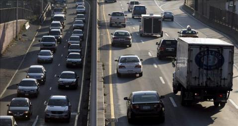 El nuevo sistema está compuesto por cámaras montadas en autos de patrulla o fijas en postes o debajo de puentes que toman fotografías de cada licencia de auto que pasa por la carretera.